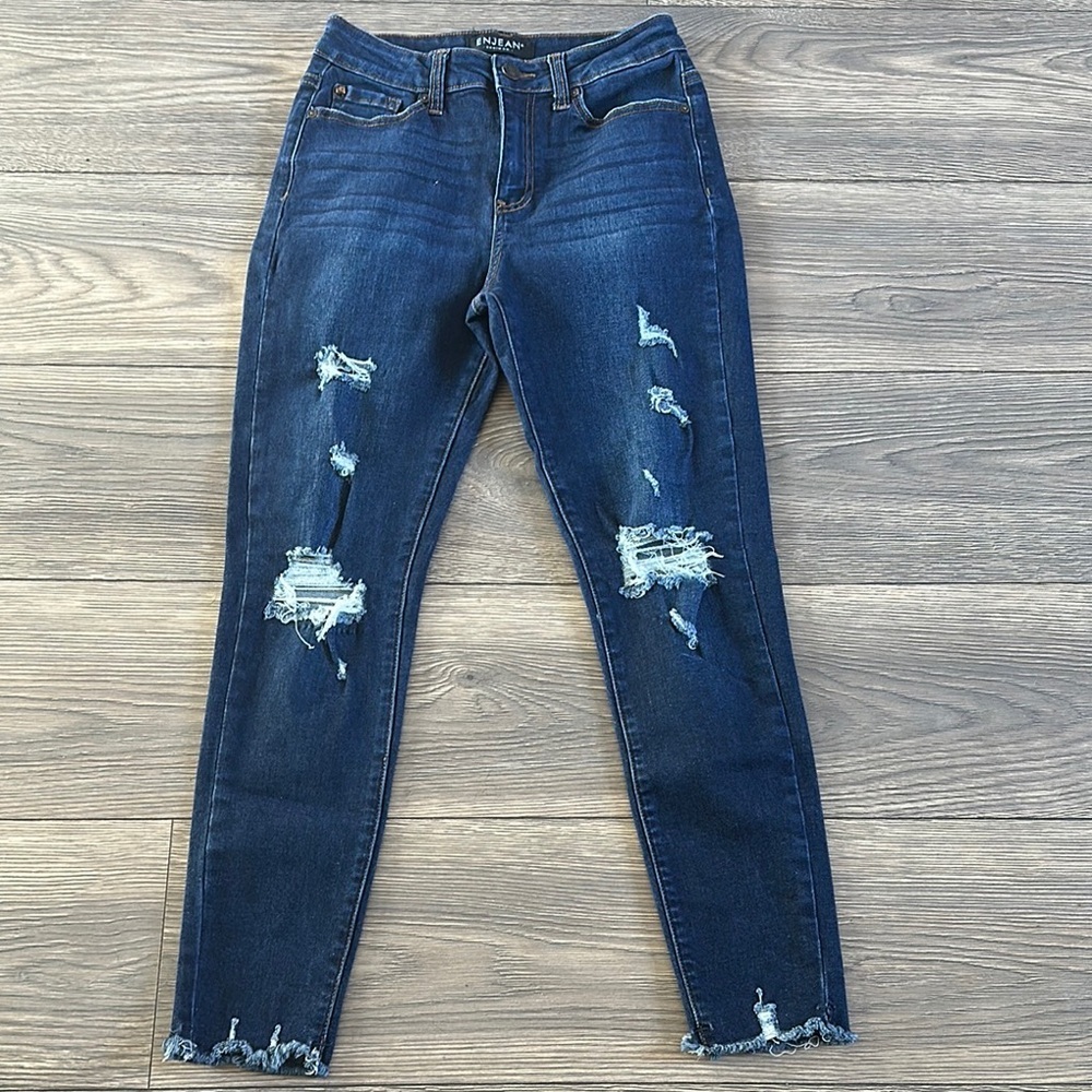 Blue Skinny Jeans with Distressed Details and Frayed Hem